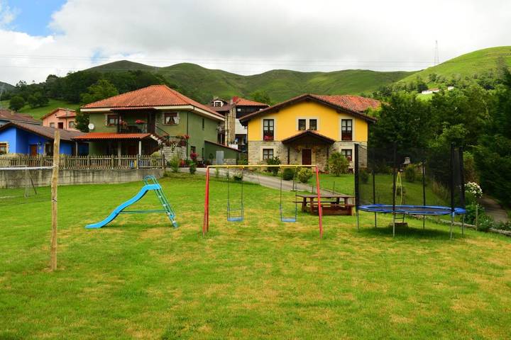 Casa rural para 4 personas, con Terraza además de Jardín y Vistas en Onís