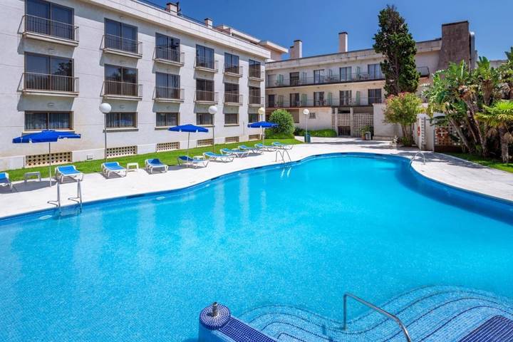 Hôtel, avec Terrasse ainsi que Jardin et Piscine