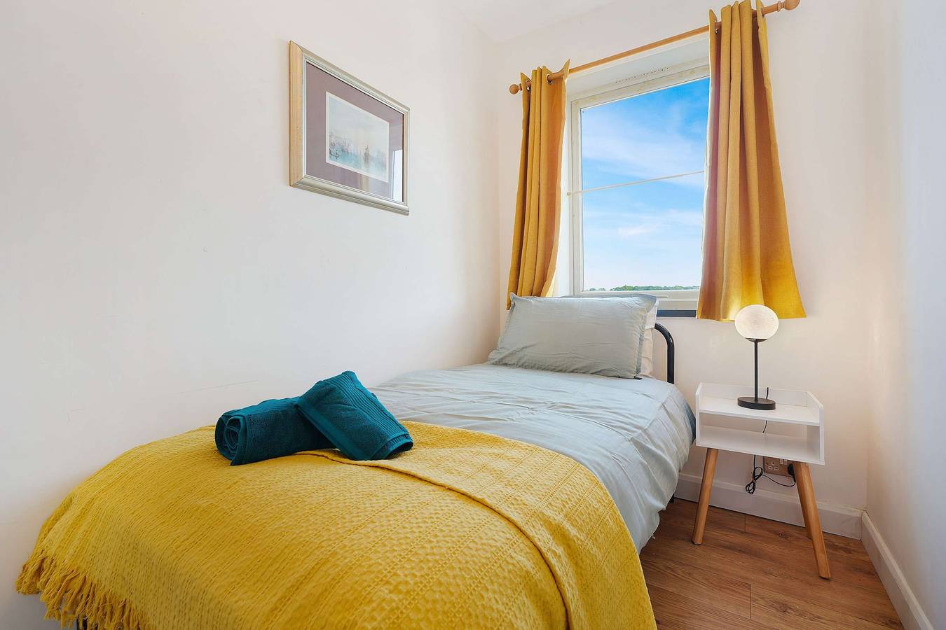 Entire apartment, Chic 3Br Rotherham Parking Wifi By stay with us in South Yorkshire