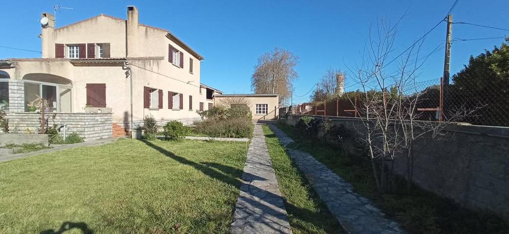 Gîte pour 2 personnes, avec vue ainsi que terrasse et jardin à Lauraguel