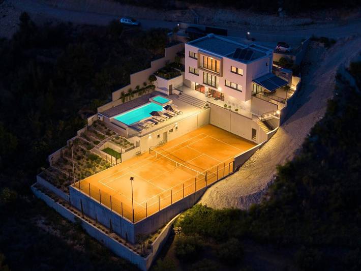 Villa pour 8 personnes, avec piscine ainsi que jacuzzi et jardin à Solin