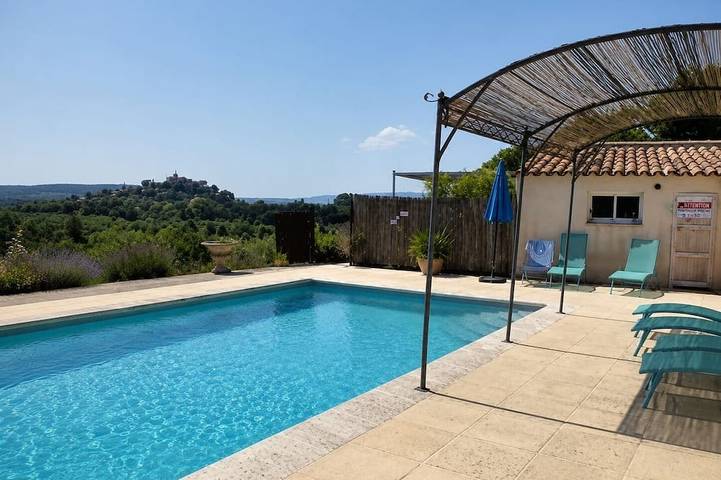 Location de vacances pour 3 personnes, avec jardin ainsi que terrasse et piscine à Ansouis