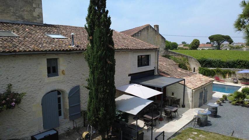 Location de vacances pour 2 personnes, avec piscine ainsi que vue et jardin à Saint-Estèphe - 3