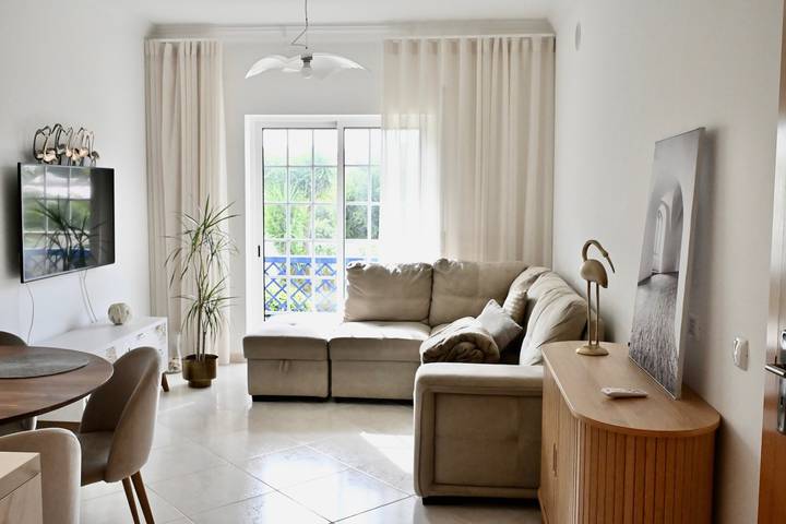 Gîte pour 5 personnes, avec balcon ainsi que bassin pour enfant et jardin dans Olhos de Água