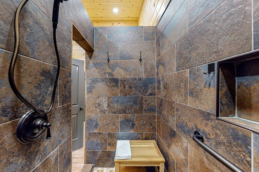 Dog-friendly home with a private hot tub, Wifi, pool table, fireplace, & A/C in Chattahoochee National Forest