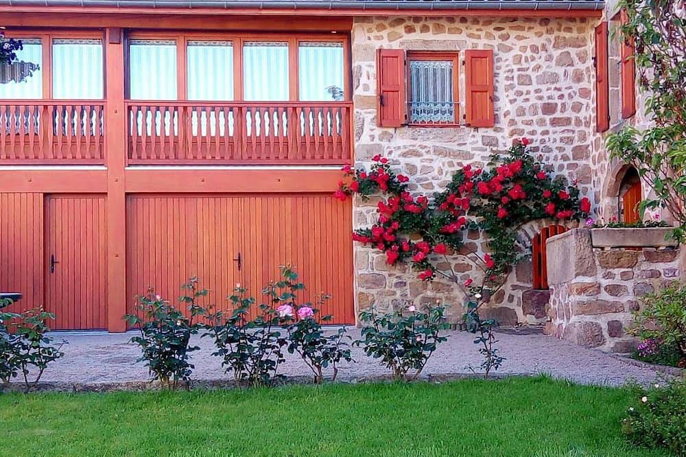Gîte Les Myrtilles : Confort et Sérénité, Animaux Bienvenus, Jardin Commun in Merle-Leignec, Montbrison