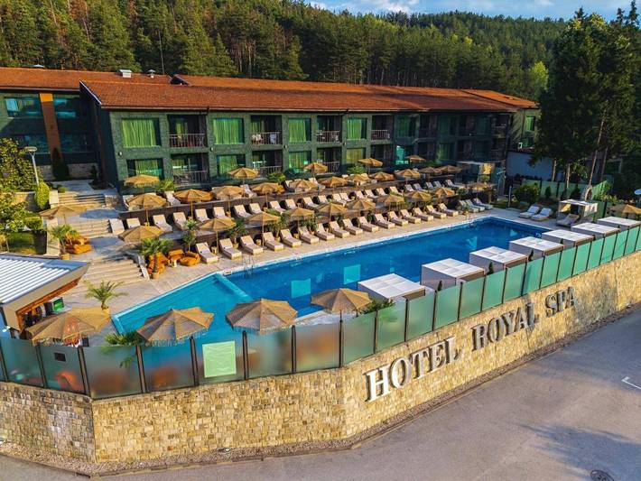 Hôtel pour 3 personnes, avec Jacuzzi et Terrasse ainsi que Jardin et Piscine