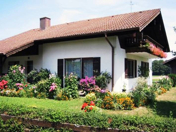 Ferienwohnung für 6 Personen, mit Balkon und Terrasse sowie Garten in Oberbayern