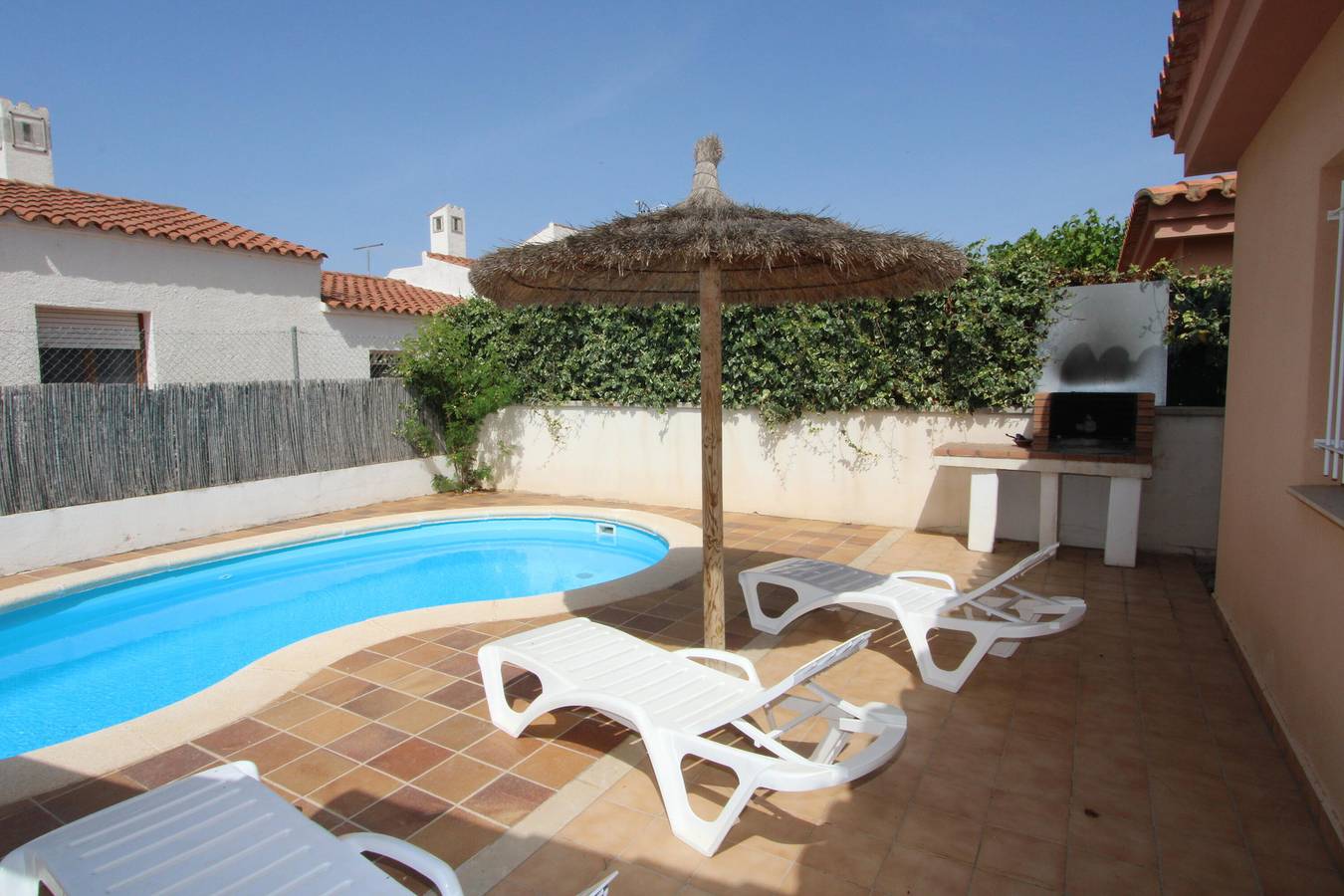 Casa Mª Carmen,Idéal pour vos vacances,proche de la mer,wifi gratuit,air climatisé optionale ,piscine privée,animeaux de compagnie autorisés,plage pour chiens in Riumar, Delta de l'Ebre