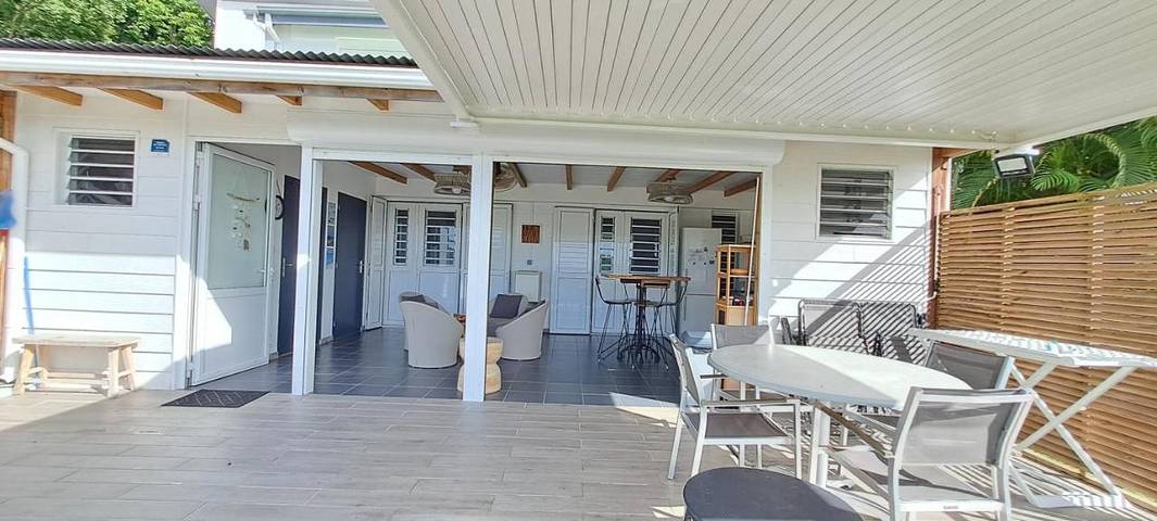 Location de vacances pour 4 personnes, avec piscine ainsi que vue et jardin dans Plage de Ferry - 4