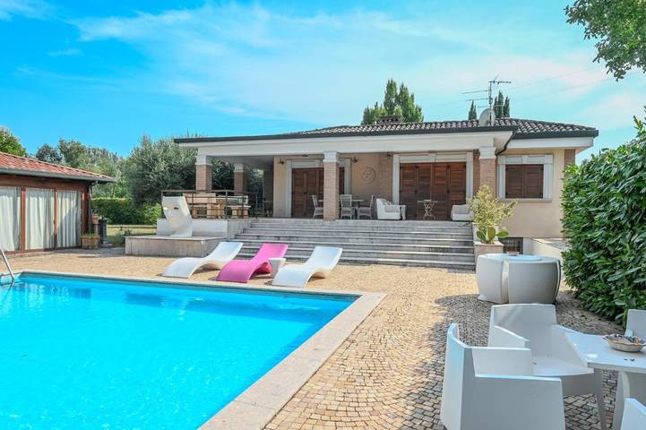 Villa con piscina per 9 persone, con balcone e giardino nonché piscina e idromassaggio in Benevento