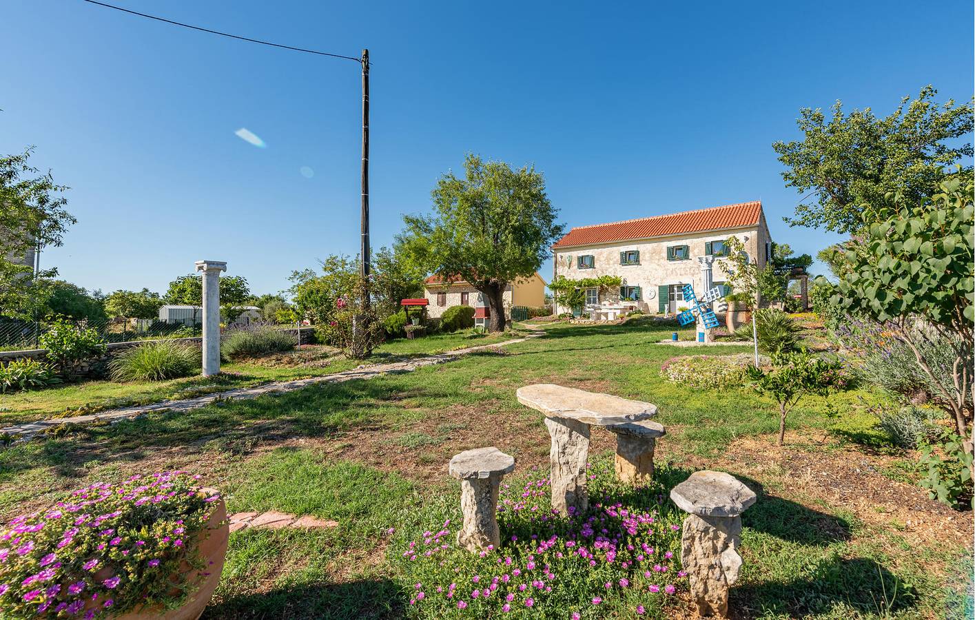 Geräumige 1-Zimmer-Wohnung mit Pool, Terrasse, WLAN und Küche in Grad Benkovac, Zadar
