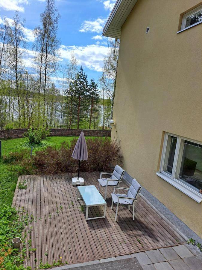 Appartement de vacances pour 4 personnes, avec terrasse ainsi que jardin et vue sur le lac, animaux acceptés