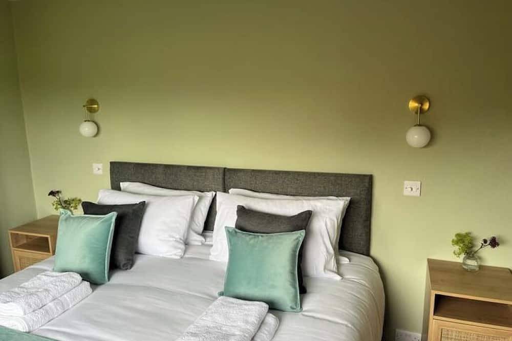Unbox at Poplar Tree: Poplar (1) in Durham, County Durham