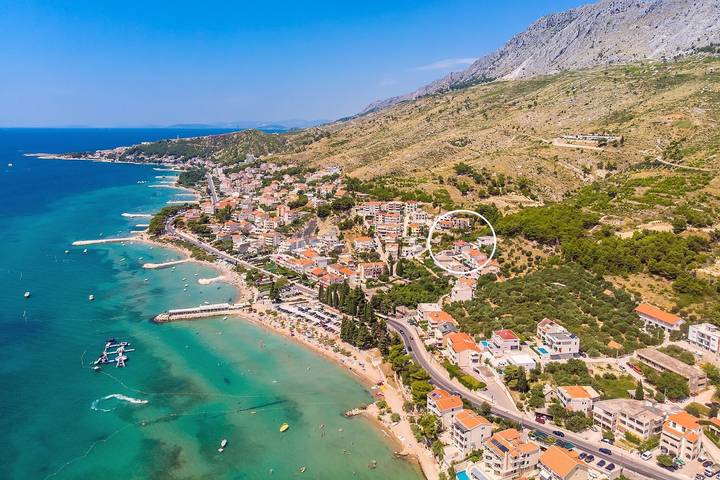 Luxuriöse Villa Bane mit beheiztem Pool, Whirlpool, Billard, 120 m vom Sandstrand entfernt in Dugi Rat, Omis-Riviera