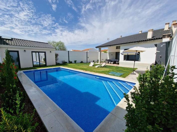 Casa rural para 8 personas, con Balcón y Terraza además de Jardín y Piscina en Camuñas