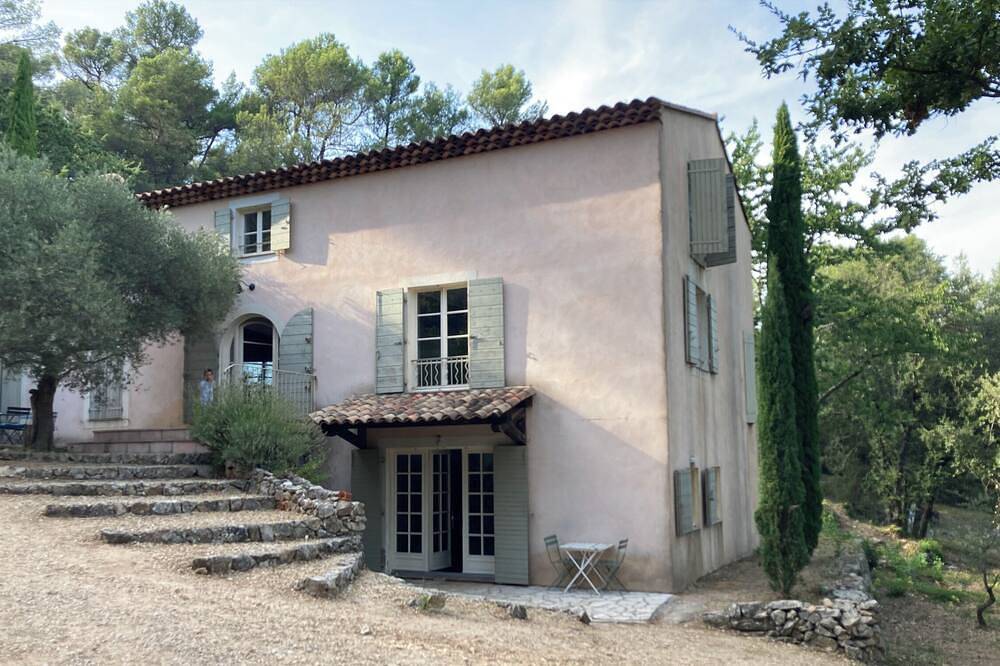 Joli mas provençal entre mer et campagne, oliviers et romarin. in Signes, Côte méditerranéenne (France)