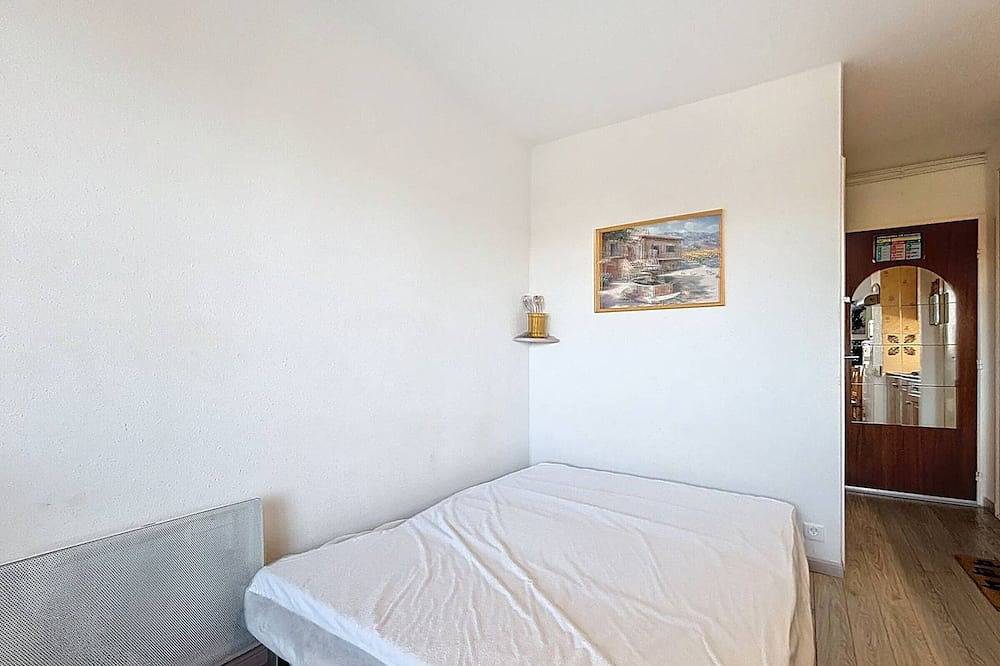 Entire apartment, Central Studio with Balcony, Near Beach & Shops, Sleeps 4 in Merville-Franceville-Plage, Caen region