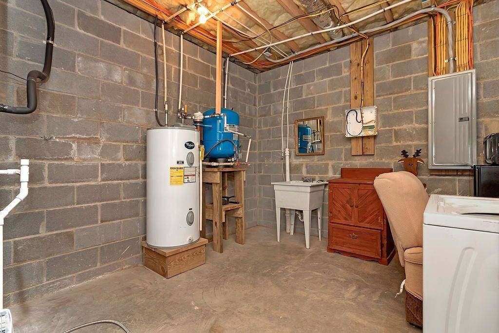 A Laurel Haven, with big porches and a log cabin feel. Fireplace. in Connestee Falls, Transylvania County