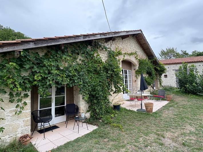 Chambre d’hôte pour 2 personnes, avec jardin et piscine ainsi que jacuzzi et terrasse à Anthé