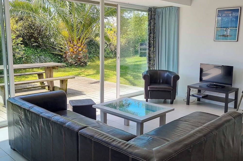 Gîte 4 personnes à 100m de la mer/Gr34 avec piscine/spa in Guissény, Région de Brest