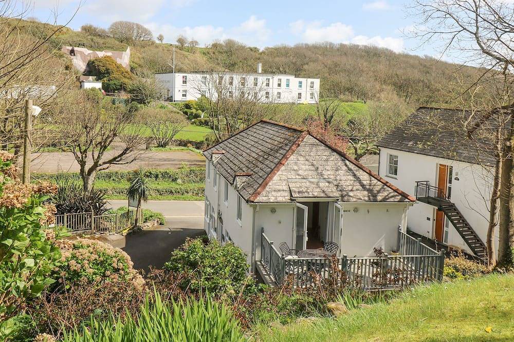 Longships, country holiday cottage, with a garden in Porthcurno in Porthcurno, Cornwall