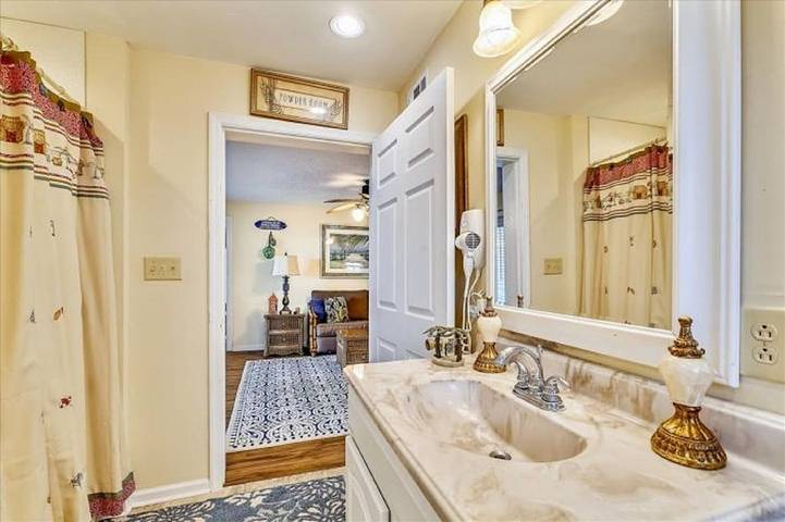 Vacation rental for 12 people, with balcony and yard as well as hot tub in North Myrtle Beach