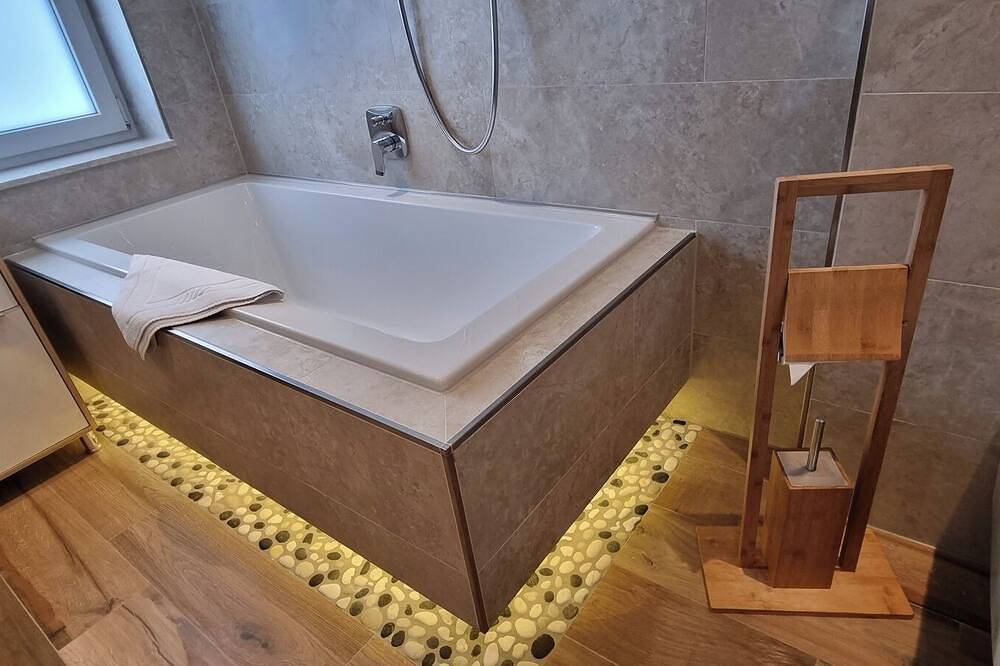 Ganze Wohnung, Ruhige Ferienwohnung mit Terrasse und Garten - Wellnessbenützung inkl. in Reutte, Außerfern