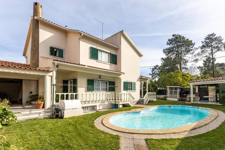 Casa de férias para 8 pessoas, com piscina e jardim em Corroios