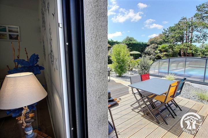 Gîte pour 2 personnes, avec jardin ainsi que terrasse et piscine, animaux acceptés à Pléhédel - 3