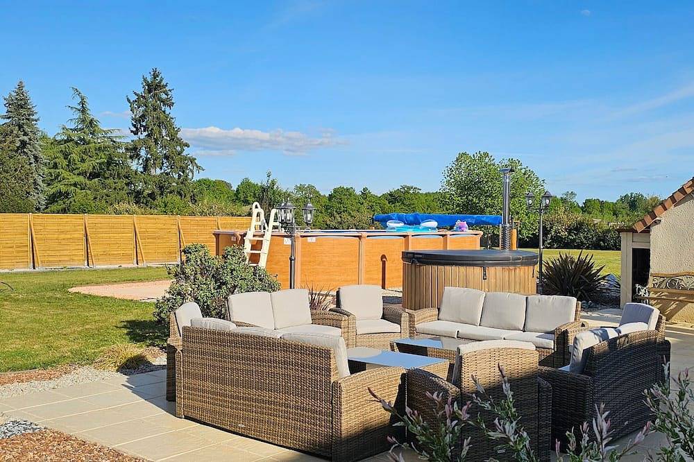 Gîte de charme 12 personnes près du Mans avec piscine chauffée in Changé, Sarthe