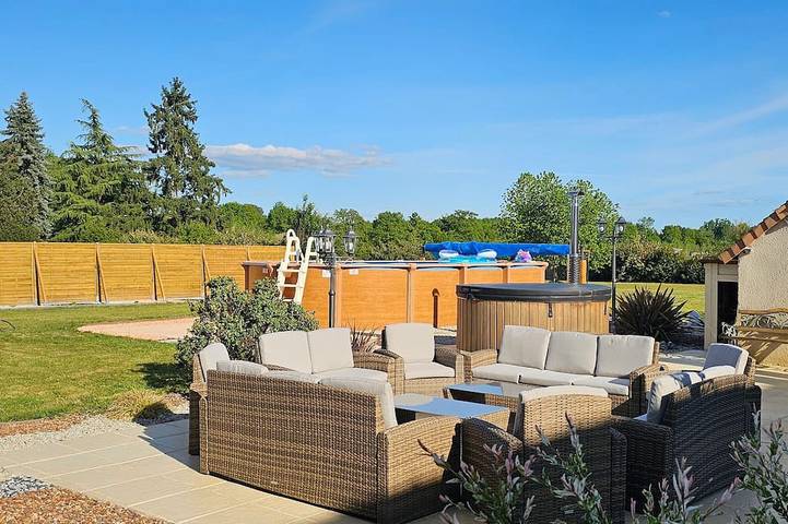 Gîte pour 12 personnes, avec Terrasse et Jardin