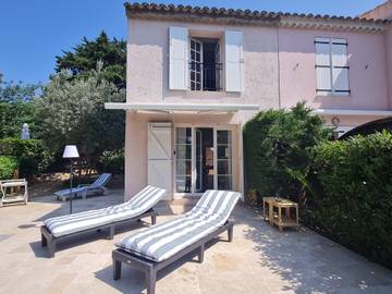 Location de vacances pour 6 personnes, avec terrasse ainsi que piscine et jardin, animaux acceptés dans Plage De La Croisette Sainte Maxime