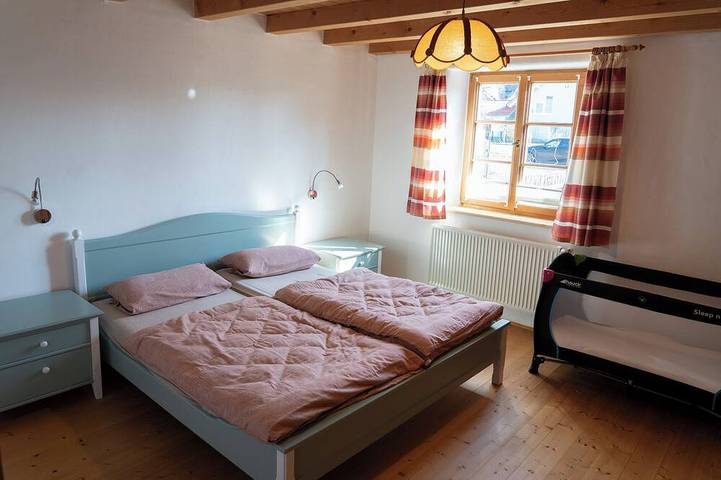 Ganze Wohnung, Gemütliche familienfreundliche Fewo mit Bauernhof-Flair bis zu 5 Schlafplätze in Thaining, Romantische Straße