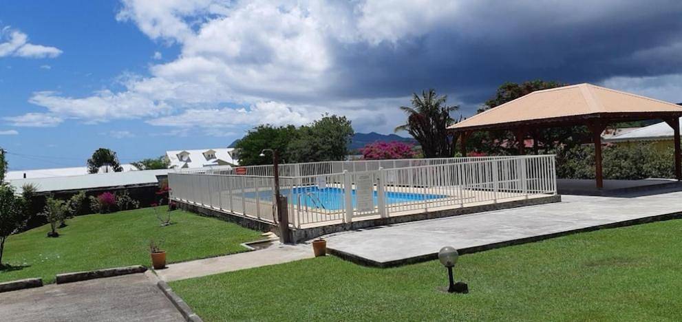 Gîte pour 2 personnes, avec piscine ainsi que jardin et vue dans Anse Corps de Garde - 3