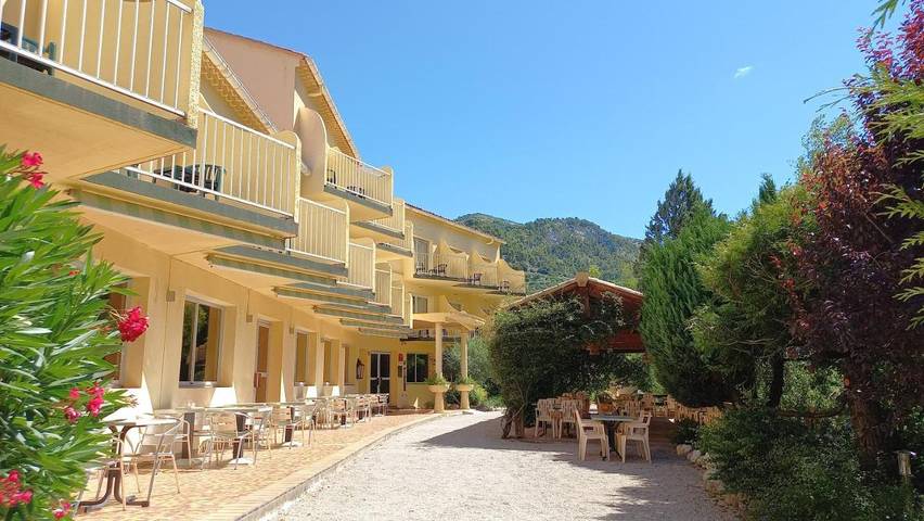 Hôtel pour 2 personnes, avec Terrasse ainsi que Jardin et Piscine
