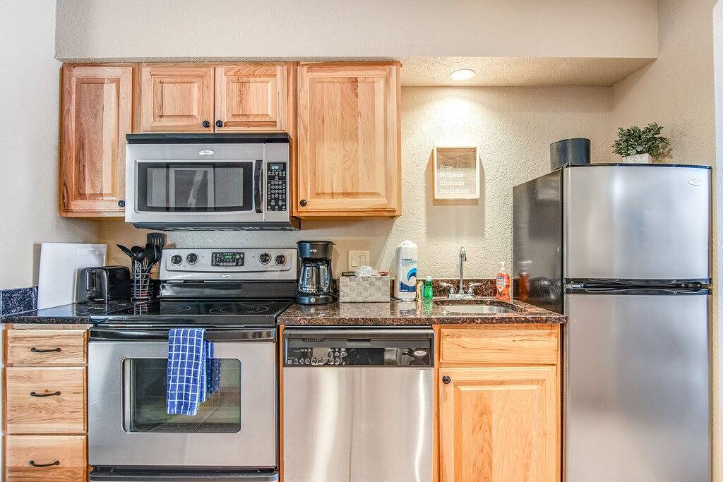 Ganze Wohnung, Golf-front modern condo with fireplace, balcony, & golf course views in Wisconsin Dells, Adams County (WI)