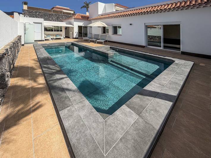 Exclusiva villa con piscina climatizada, vistas a la montaña, wifi y aire acondicionado in Adeje, Tenerife Sur