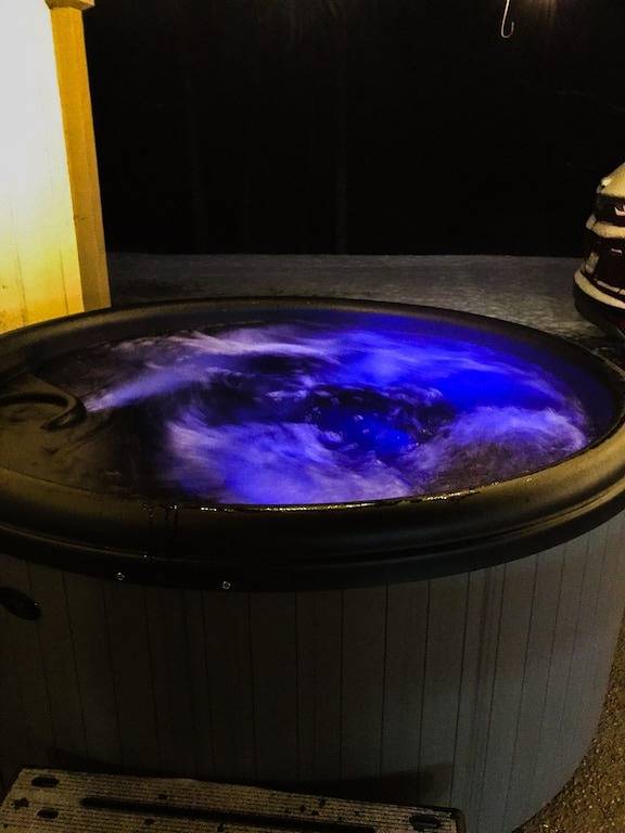 Blockhütte. 5 Meilen (Ky Lake), Kingsize-Bett, Whirlpool, Billardtisch, 1500 m² großer Veranstaltungsort! in Kentucky Lake