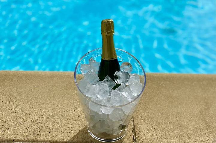 Maison avec Piscine Privée, Jacuzzi et Clim proche Nîmes Arles Camargue et mer ! in Garons, Région de Nîmes