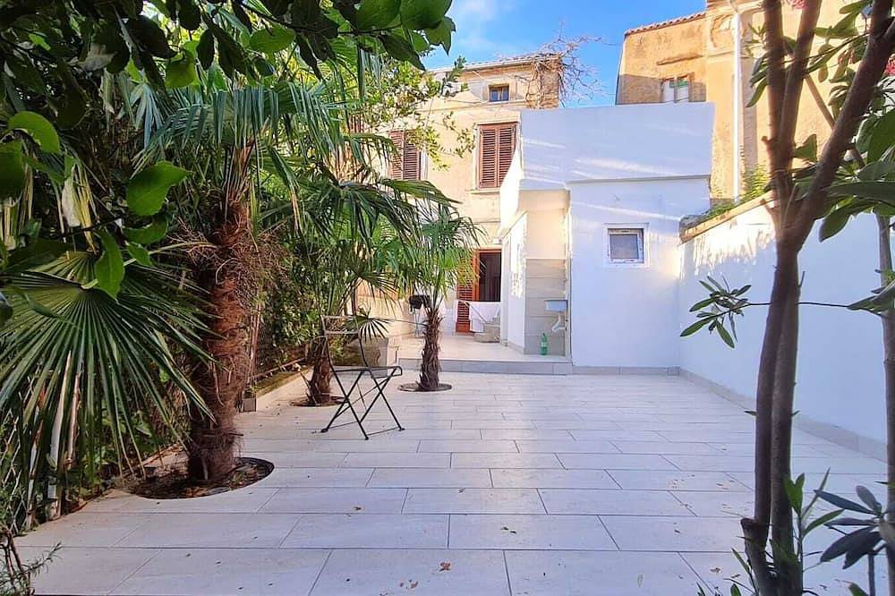 Alleinstehendes altes Haus mit 2 Terrassen + Garten, 350 m vom Meer entfernt. in Crikvenica, Primorje-Gorski Kotar