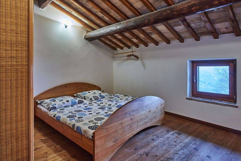 Gemütliche Wohnung in einem Ferienhaus für 8 Gäste mit  W-Lan, Tv und Innenhof in Caprino Veronese, Gardasee-Berge