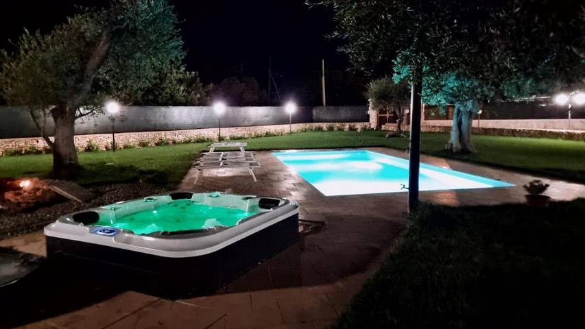 Location de vacances pour 7 personnes, avec jacuzzi ainsi que piscine et jardin, adapté aux familles à Conversano - 2
