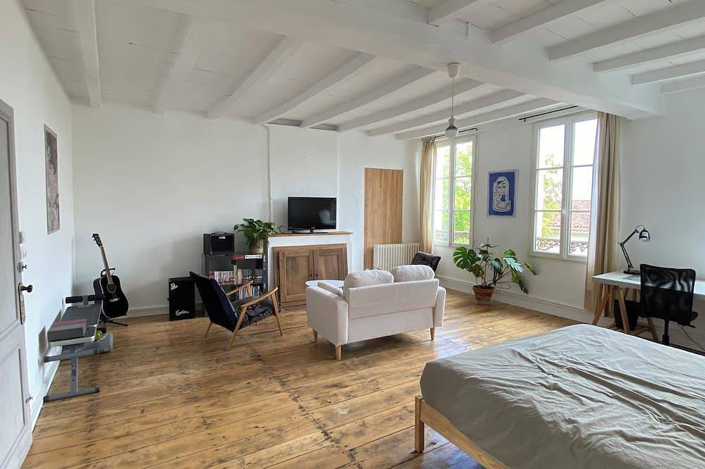 Character house in town center. Ideal for friends and families! in Puente troncoencefálico, Saintes region