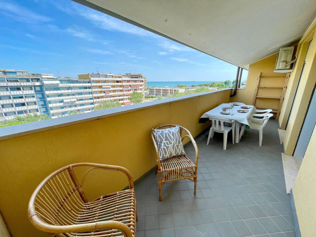 Apartamento entero, Apartamento con vistas al mar y preciosa terraza amueblada in Porto Santa Margherita, Caorle