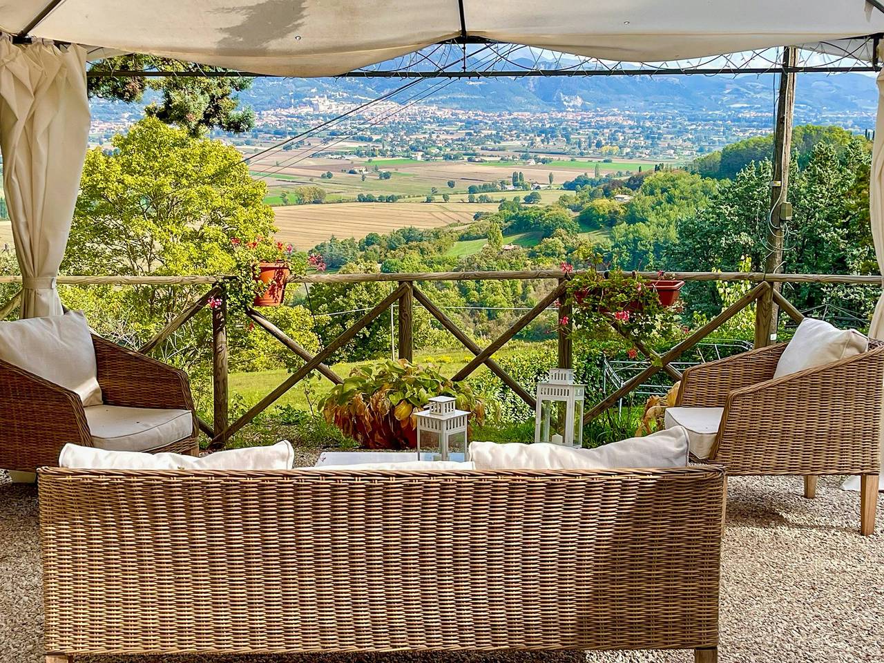 Cottage in pietra con vista su Gubbio e piscina in Gubbio, Umbria