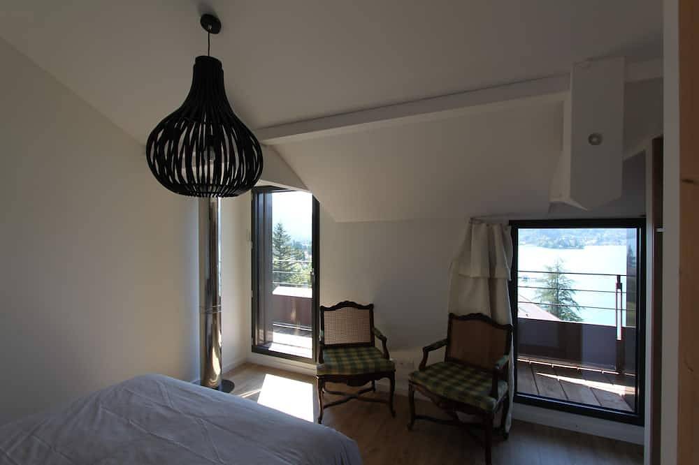 Chalet with panoramic view of the bay of Talloires and Tournette in Talloires-Montmin, Annecy region