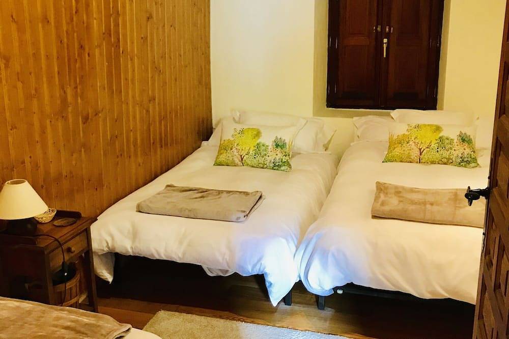 Casa con impresionante mirador de piedra suspendido en la montaña y vistas in San Roque de Riomiera, Cordillera Cantábrica