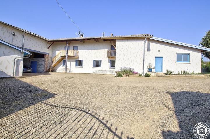Gîte pour 8 personnes, avec jardin ainsi que terrasse et piscine