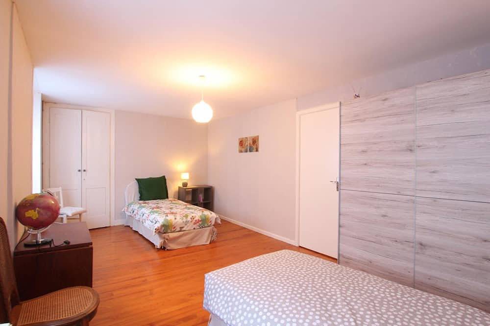 Charmante maison rénovée avec 2 chambres, à 3 km de la mer, proche commerces, parking, wifi. in Les Pieux, Côte de la Déroute